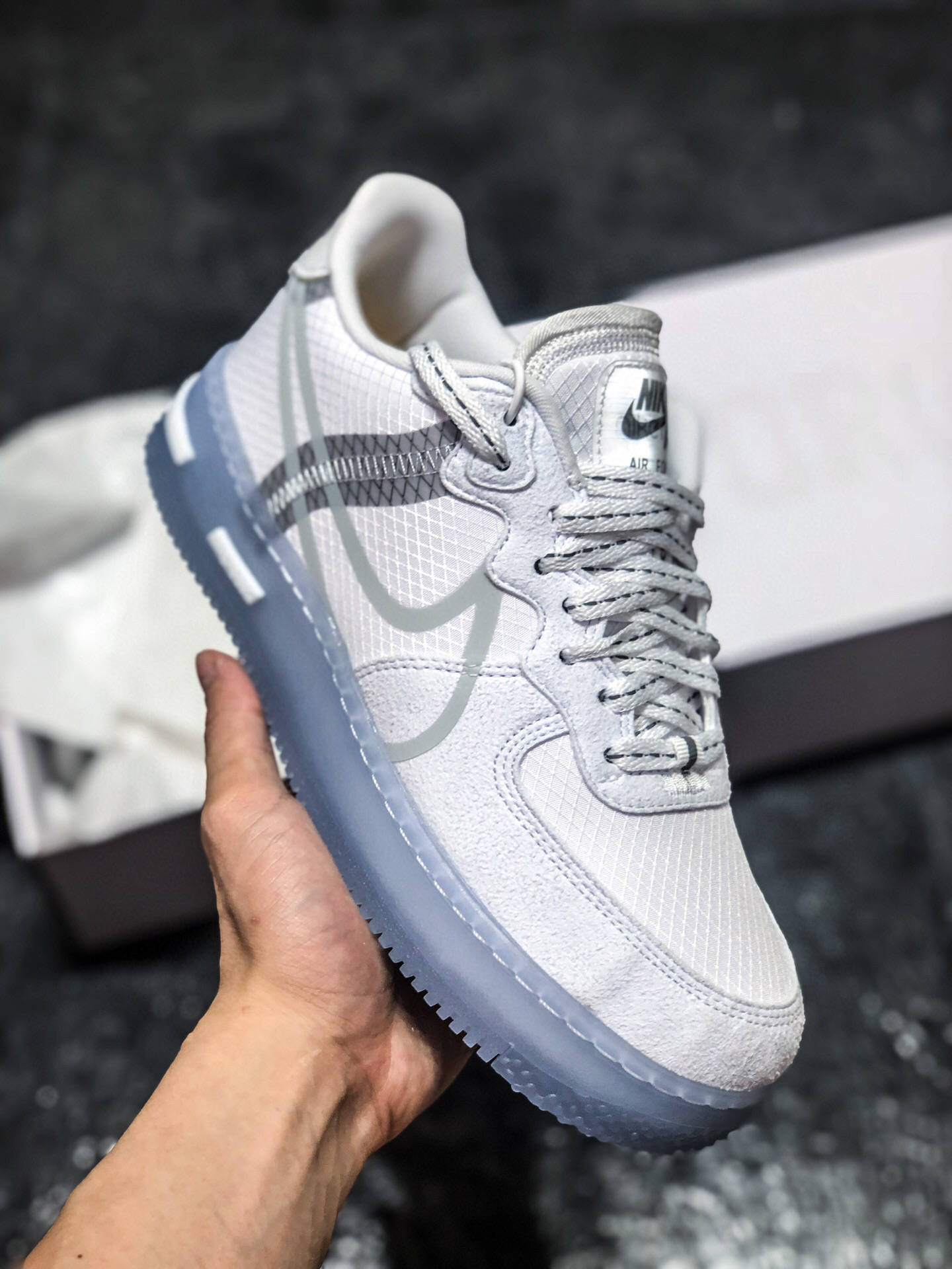 融合经典与创新 Nike Air Force 1 React QS 运动鞋深度解析