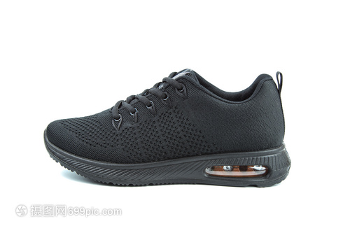 白底黑色运动鞋与运动服的时尚魅力与实用搭配